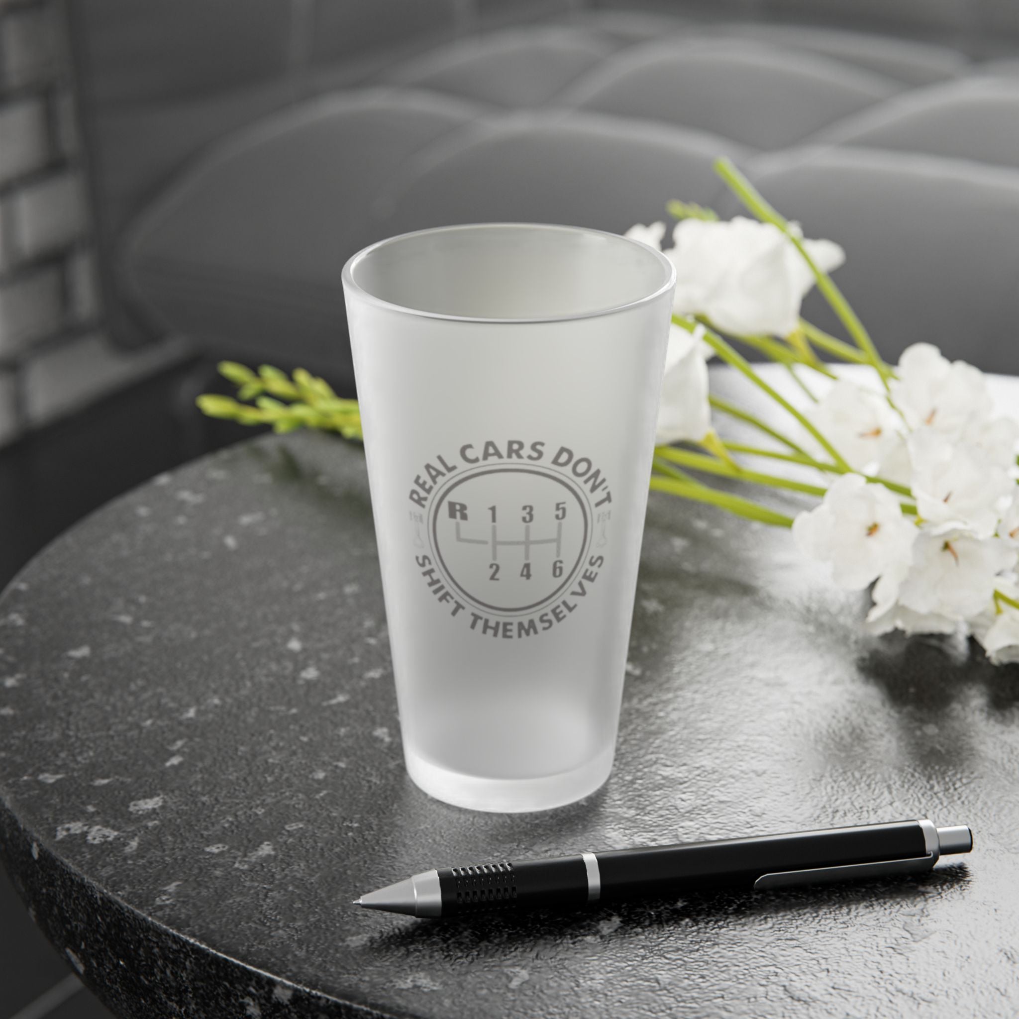 🚗 Frosted Pint Glass – “Real Cars Don’t Shift Themselves” – Manual Gear Gift for Car Lovers & Dads (16oz)